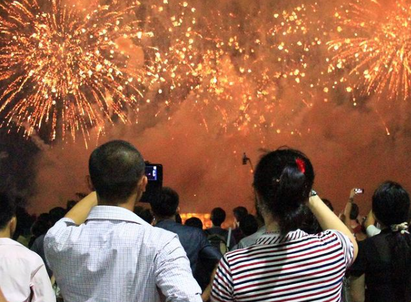 Người dân xem bắn pháo hoa hồi năm 2015.