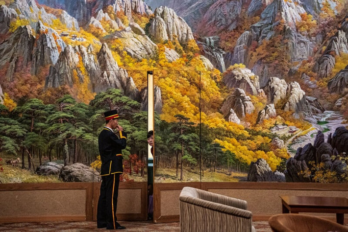 Người khuân vác và một phụ nữ ở sảnh khách sạn Kumgangsan tại núi Kumgang. Khách sạn này là nơi diễn ra các cuộc họp đoàn tụ giữa các gia đình Bắc và Nam Triều Tiên.