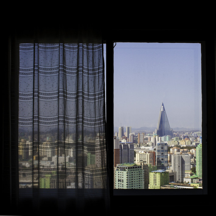 Khách sạn Ryugyong 105 tầng nhìn từ Khách sạn Yanggakdo ở thủ đô Bình Nhưỡng.