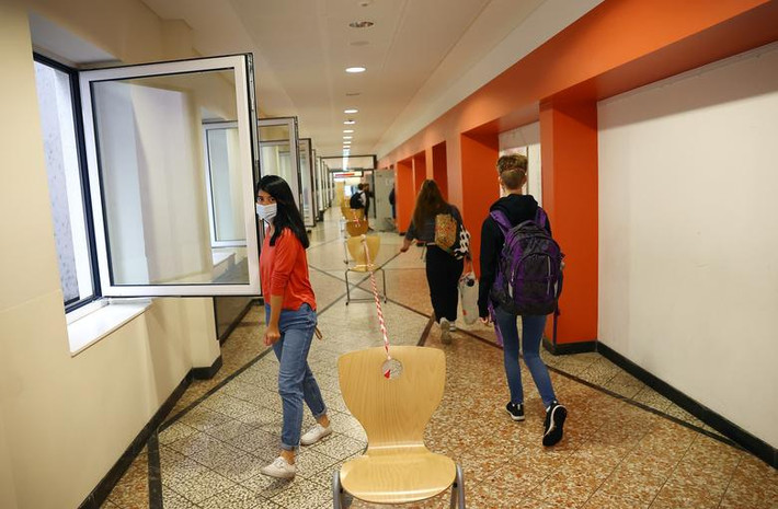 Học sinh và giáo viên phải đeo khẩu trang và giữ khoảng cách xã hội khi đến trường ở Hanau, Đức.