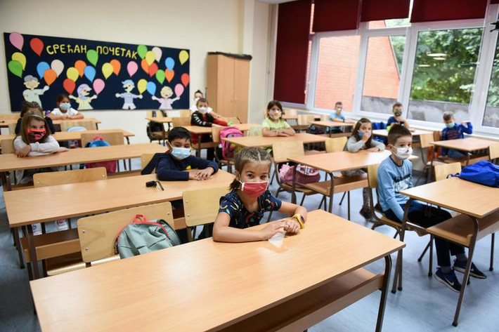 Học sinh đeo khẩu trang trong lớp học tại Belgrade, Serbia, ngày 1/9.