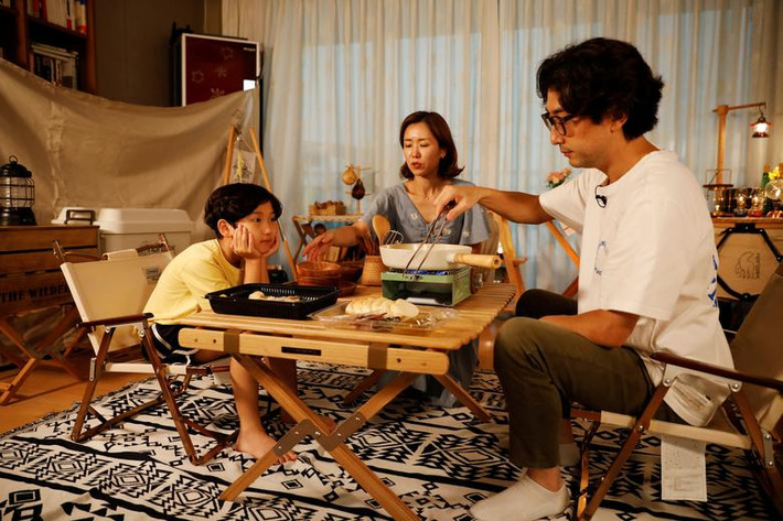 Gia đình Lee Seung-yoon nấu ăn tại nhà ở Seoul, Hàn Quốc, ngày 22/8 trong bối cảnh dịch COVID-19 vẫn diễn biến phức tạp.