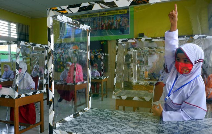 Bên trong một lớp học thời COVID-19 ở tỉnh Tây Sumatra, Indonesia, ngày 24/7. Mời độc giả xem thêm video: WHO chính thức đặt tên cho virus corona mới là SARS-CoV-2 (Nguồn video: VTC1)