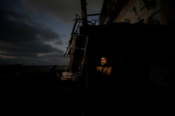 Nhà máy điện duy nhất ở Gaza ngừng hoạt động trong bối cảnh căng thẳng với Israel, khiến cuộc sống của người dân nơi đây chìm trong bóng tối.
