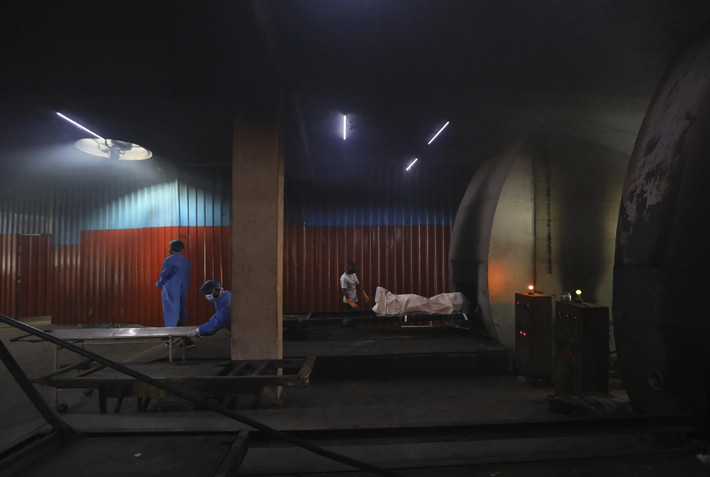 Thi thể bệnh nhân COVID-19 chuẩn bị được hỏa táng tại New Delhi, Ấn Độ, hôm 16/9.