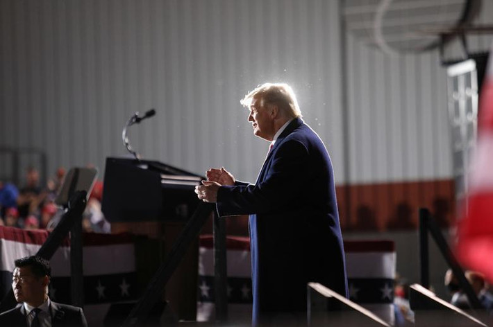 Hôm 21/9, Tổng thống Trump có mặt tại Ohio, bang dao động quan trọng, để vận động tranh cử khi chỉ còn hơn tháng nữa là cuộc bầu cử tổng thống sẽ diễn ra. (Nguồn ảnh: Reuters)