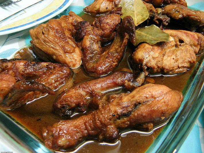 Adobo là món ăn thường xuyên có mặt trong bữa cơm của người Philippines. Ảnh: Wikipedia.