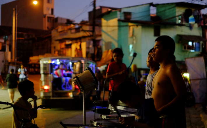 Theo văn hóa ở Philippines, hành động mở quà ngay sau khi được tặng bị coi là thô lỗ, bất lịch sự. Ảnh: AP.