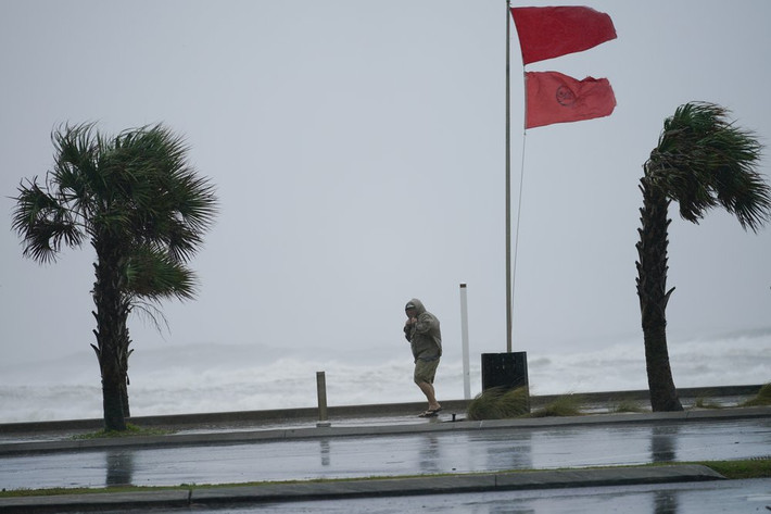 Mưa và sóng lớn ập vào bờ biển Navarre Beach, bang Florida, khiến các biển báo trên đường chao đảo trong gió. Rebecca Studstill, cư dân sống trong đất liền, lo ngại có thể bị mắc kẹt trên đảo. Cô cho biết cảnh sát đã đóng cầu khi có gió to và mực nước dâng quá cao.