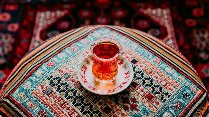 Những ngôi nhà truyền thống ở đất nước Iran không có bàn ghế vì mọi người thích ngồi trên nệm trải dưới sàn nhà để dùng bữa.