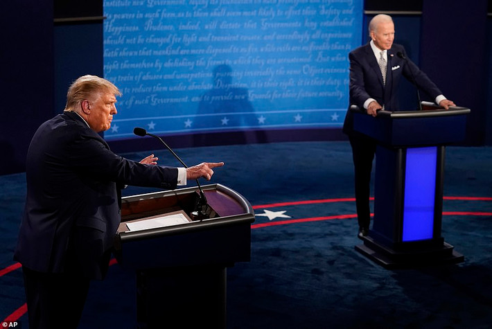 Cuộc tranh luận giữa ông Trump và ông Biden kéo dài 90 phút và được truyền hình trực tiếp, do ông Christ Wallace, người dẫn chương trình của đài Fox News, điều phối.