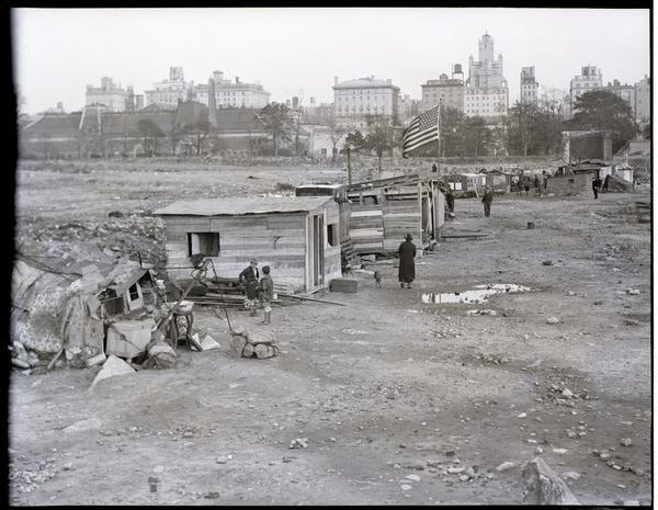 Vào tháng 9/1932, một quan chức y tế thành phố New York thông báo, trừ khi thành phố có nước máy và hệ thống thoát nước, nếu không các cư dân sống trong khu ổ chuột Hooverville này sẽ phải chuyển đi. Cũng trong tháng đó, 29 người đàn ông đã bị bắt giữ vì sống ở Hooverville.