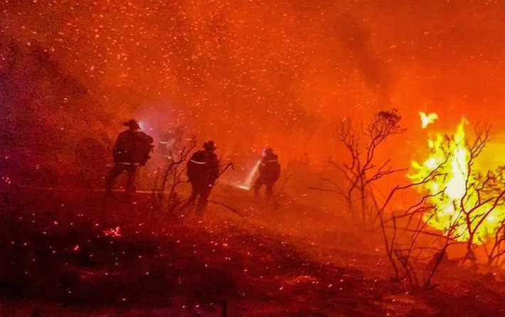 Lực lượng cứu hỏa chiến đấu với đám cháy ở Alpine, California, ngày 6/9. Ảnh: Reuters.