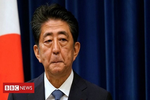 Tại cuộc họp báo chiều 28/8, Thủ tướng Nhật Bản Shinzo Abe (ảnh) chính thức tuyên bố từ chức liên quan đến lý do sức khỏe. Sau quyết định của ông Abe, dư luận đổ dồn sự chú ý vào cuộc đua giành chiếc ghế Chủ tịch Đảng Dân chủ Tự do (LDP) cũng như người sẽ kế nhiệm ông Abe. Ảnh: BBC.