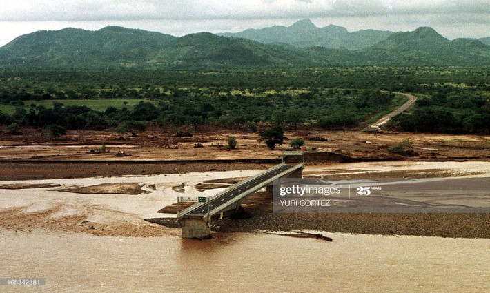 Tuy nhiên, vài tháng sau khi cây cầu hoạt động vào năm 1998, một cơn bão kinh hoàng ập đến, cuốn trôi nhà cửa, làng mạc của người dân, nhiều con đường cũng bị tàn phá, biến mất hoàn toàn. Ảnh: Getty.