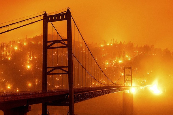 Các vụ cháy rừng ở bang California vẫn chưa được dập tắt trong suốt 3 tuần qua. Ngọn lửa dữ dội tiếp tục lan rộng với tốc độ 40 km trong một ngày. Lửa tạo ra làn khói dày đặc bao trùm nhiều khu dân cư. Ảnh: AP.