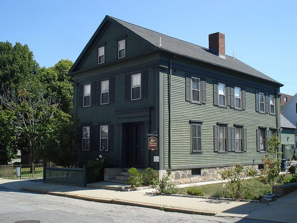 Vào ngày 4/8/1892, Andrew Jackson Borden ở thị trấn Fall River, bang Massachusetts, và người vợ thứ hai của ông, Abby, bị chém chết bằng rìu. Cảnh sát không thể tìm thấy bằng chứng nào về thủ phạm, nhưng đã bắt giữ con gái của họ là Lizzy Borden và buộc tội cô tội giết người. Sau khi có bằng chứng minh oan, Lizzy được tuyên trắng án vào năm 1893. Tuy nhiên, người dân thị trấn Fall River khi đó luôn tin rằng cô là thủ phạm và "tẩy chay" cô.