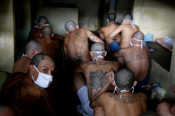 Reuters đưa tin, hình ảnh các trại giam chật cứng tù nhân được nhà chức trách El Salvador công bố như bằng chứng cho thấy sự thành công của chính sách chống tội phạm của nước này.