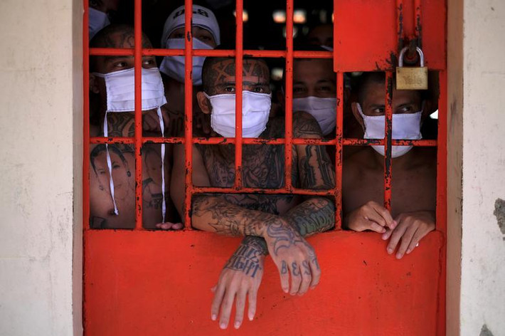 Bên trong một phòng giam đông đúc tại nhà tù Quezaltepeque ở Quezaltepeque, El Salvador.