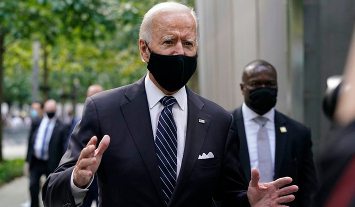 Ông Biden muốn vào tòa nhà Quốc hội để tiếp tục làm việc, nhưng lực lượng an ninh đã sơ tán trụ sở Quốc hội và ngăn không cho vị thượng nghị sĩ này vào trong vì lo ngại tòa nhà có thể là mục tiêu bị tấn công. Ảnh: WT.