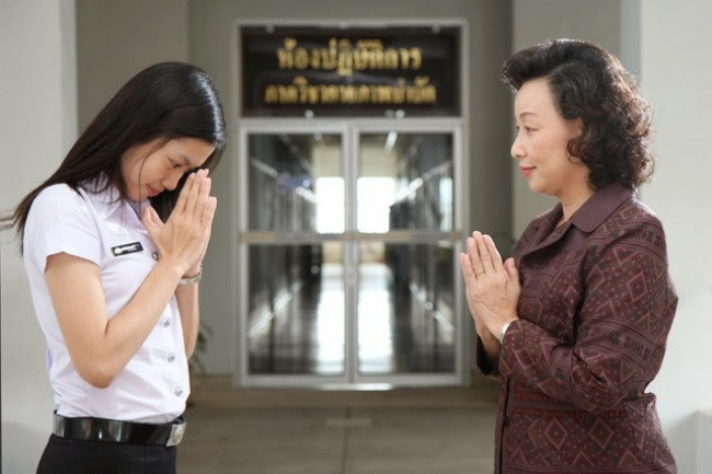 Bạn có thể thực hiện theo 3 cách khác nhau: Chắp tay và để ngón tay cái chạm vào cằm - chào đồng nghiệp và bạn bè; ngọn tay cái chạm vào mũi - chào những người lớn tuổi hơn bạn; ngón tay cái chạm vào trán - thể hiện sự tôn trọng nhất với người đối diện, chẳng hạn như khi bạn chào Nhà Vua.