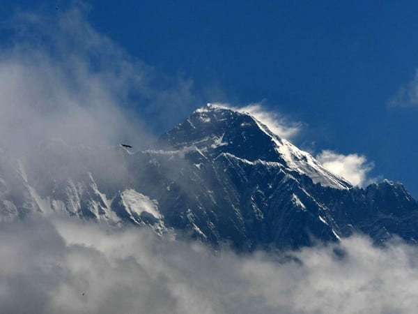 Châu Á là nơi có ngọn núi cao nhất thế giới, đỉnh Everest.