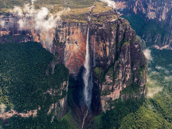 Với chiều cao 979 mét, thác Angel ở Venezuela là thác nước cao nhất thế giới. Thác nước này đã được UNESCO công nhận là Di sản thế giới.