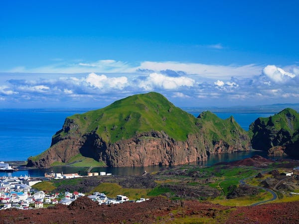 Iceland là đảo núi lửa lớn nhất thế giới.