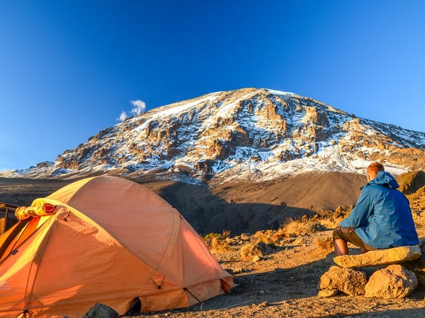 Núi Kilimanjaro ở Tanzania là một ngọn núi lửa không hoạt động và là ngọn núi đứng độc lập cao nhất thế giới.