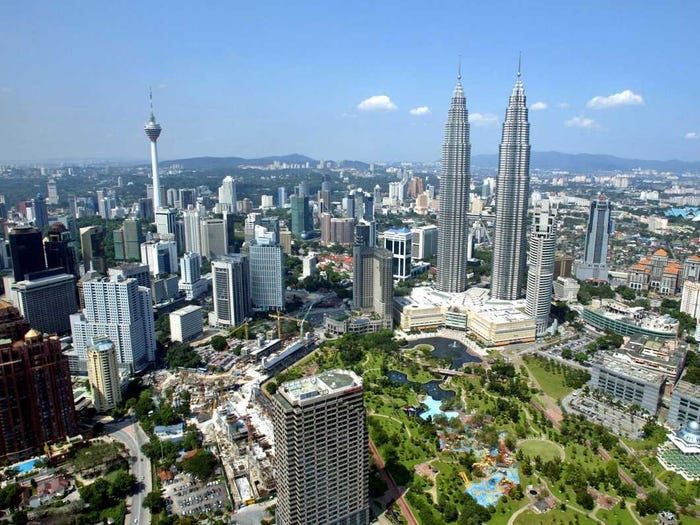 Tòa Petronas Twin Tower 1 ở Kuala Lumpur, Malaysia, cao 452 mét, gồm 88 tầng.
