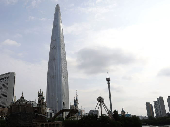 Siêu cao ốc Lotte World Tower 123 tầng, cao 555 mét ở Seoul, Hàn Quốc, được hoàn thành vào năm 2017.