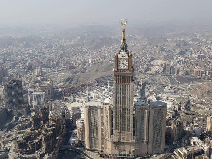 Tháp đồng hồ Hoàng gia Makkah ở Mecca, Saudi Arabia, là tòa nhà cao thứ ba thế giới. Công trình được hoàn thành năm 2012, bao gồm 120 tầng và có chiều cao là 601 mét.