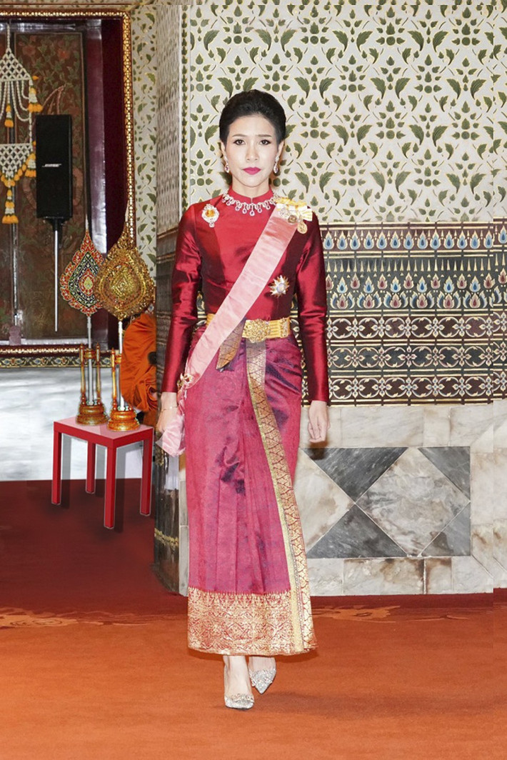 Tuy nhiên, chỉ chưa đầy 3 tháng sau lễ sắc phong lịch sử, ngày 21/10/2019, Quốc vương Maha Vajiralongkorn quyết định tước bỏ mọi chức vị và quân hàm của Hoàng quý phi Sineenat Wongvajirapakdi vì tội "bất trung với nhà vua" và âm mưu lật đổ Hoàng hậu Suthida. Ảnh: AP.