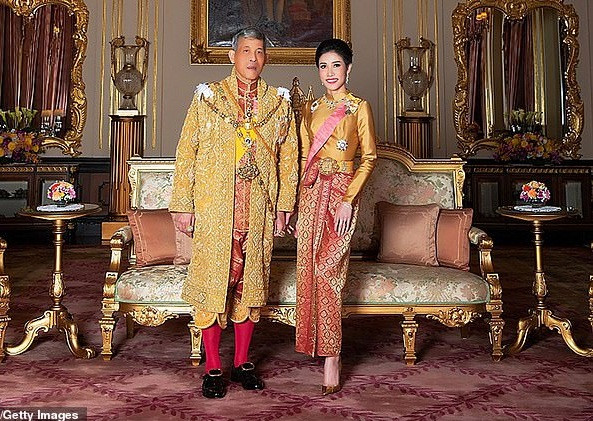 "Vì bà Sineenat Wongvajirapakdi chưa từng làm điều sai trái, Quốc vương cho bà tiếp tục duy trì tước hiệu Hoàng quý phi, quân hàm và huy chương hoàng gia. Bà sẽ được coi là chưa từng bị tước danh hiệu Hoàng quý phi, quân hàm và huy chương hoàng gia", trích thông báo được đăng trên Royal Gazette. Ảnh: Getty.