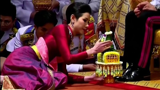 Hơn một năm trước, vào cuối tháng 7/2019, Quốc vương Thái Lan Maha Vajirusongkorn đã sắc phong bà Sineenat Wongvajirapakdi, 34 tuổi, làm Hoàng quý phi tại một buổi lễ được tổ chức vào dịp sinh nhật 67 tuổi của ông. Ảnh: Reuters.