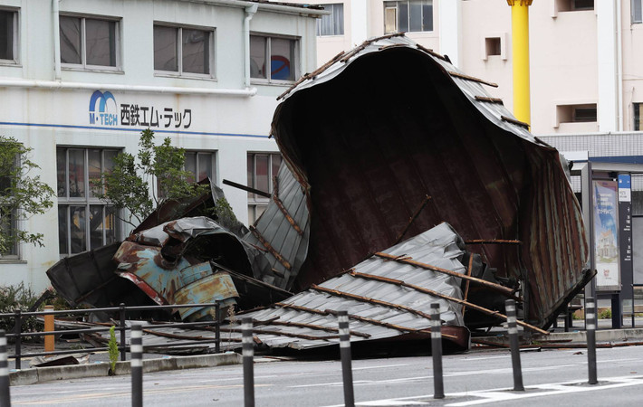 Phần mái của một nhà máy sửa chữa ô tô bị thổi bay vì gió lớn tại thành phố Fukuoka ngày 7/9. Ảnh: Kyodo.