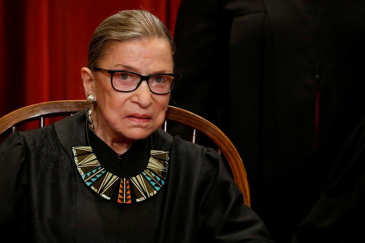 Bà Ginsburg chuẩn bị chụp ảnh chung với các thẩm phán khác tại trụ sở Tòa án Tối cao ở Washington ngày 1/6/2017.