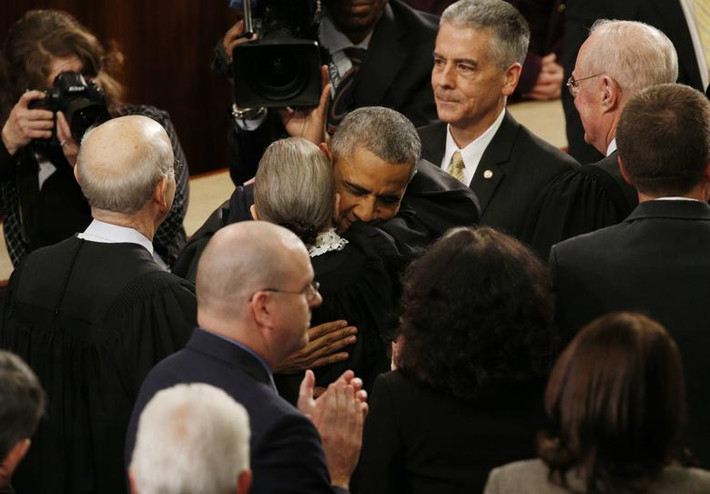 Tổng thống Obama ôm bà Ginsburg khi ông chuẩn bị đọc Thông điệp Liên bang tại Quốc hội ngày 12/1/2016.