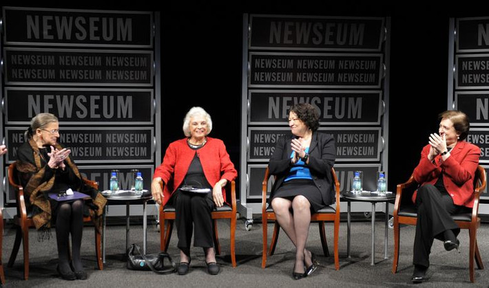 Nữ Thẩm phán Tòa Tối cao Mỹ Ruth Bader Ginsburg (trái) tham dự một diễn đàn ở Newseum, Washington, ngày 11/4/2012.