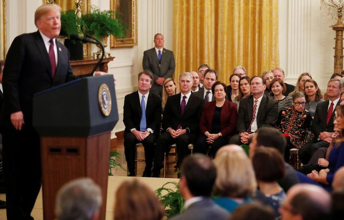 Trong ảnh, bà Ruth Ginsburg cùng các thẩm phán và quan chức khác lắng nghe Tổng thống Donald Trump phát biểu tại buổi lễ trao Huân chương Tự do của Tổng thống ở Phòng Đông, Nhà Trắng, 16/11/2018.