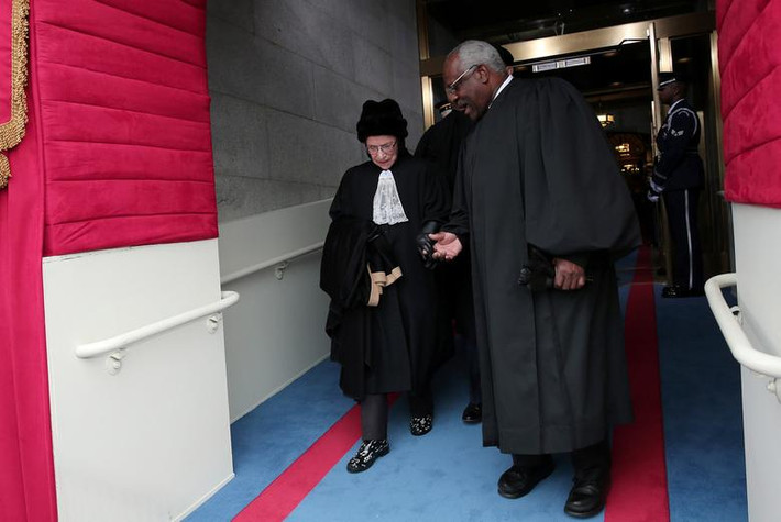 Thẩm phán Ruth Bader Ginsburg và Clarence Thomas đến dự lễ nhậm chức Tổng thống tại Washington hồi tháng 1/2013.