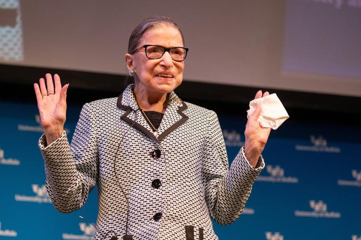 Bà Ruth Bader Ginsburg vẫy chào các vị khách sau buổi tiệc, nơi bà được trao bằng tiến sĩ danh dự tại trường Đại học luật Buffalo ở Buffalo, New York, ngày 26/8/2019.