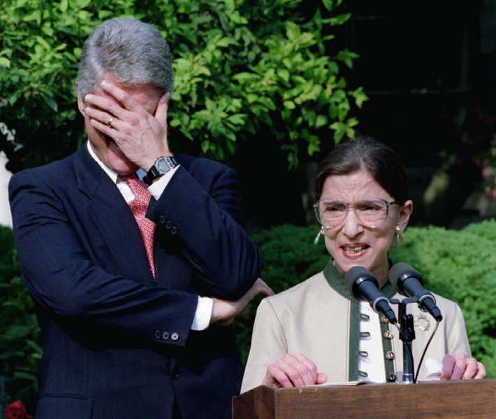 Bà Ruth Bader Ginsburg phát biểu trong buổi họp báo ngày 3/8/1993. Đứng cạnh bà khi đó là Tổng thống Mỹ Bill Cliton.