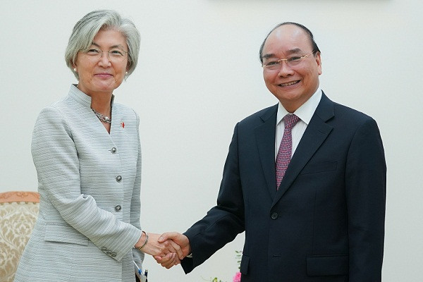 Chiều 17/9, tại Trụ sở Chính phủ, Thủ tướng Nguyễn Xuân Phúc đã tiếp Ngoại trưởng Hàn Quốc Kang Kyung Wha đang thăm chính thức Việt Nam từ ngày 17-18/9. Thay mặt Chính phủ và nhân dân Việt Nam, Thủ tướng Nguyễn Xuân Phúc hoan nghênh và đánh giá cao chuyến thăm của Bộ trưởng Kang Kyung Wha có ý nghĩa quan trọng trong việc tăng cường quan hệ hai nước. Ảnh: Ảnh: VGP/Quang Hiếu.