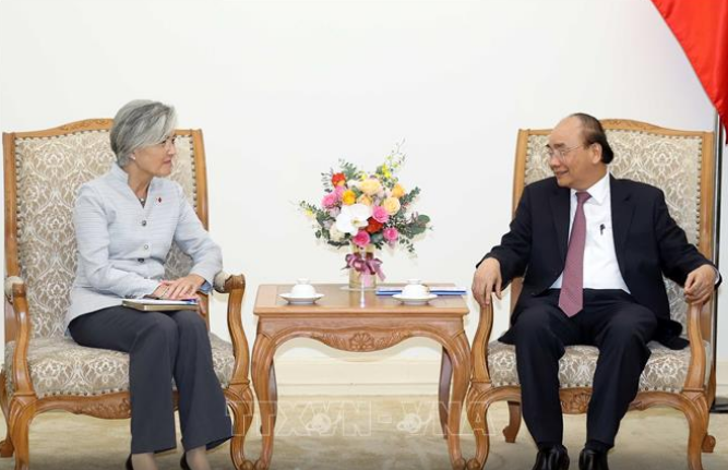 Bộ trưởng Ngoại giao Hàn Quốc Kang Kyung Wha nhắc lại những ấn tượng hết sức tốt đẹp lần đến thăm Việt Nam năm 2018, được gặp gỡ các nhà lãnh đạo Việt Nam; đánh giá cao nỗ lực của Thủ tướng Chính phủ Việt Nam trong việc thúc đẩy quan hệ hai nước. Ảnh: Thống Nhất – TTXVN.