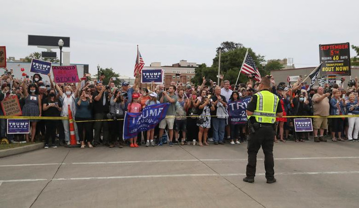 Tại các con phố nơi có đoàn xe của Tổng thống Mỹ Donald Trump đi qua ở thành phố Kenosha, an ninh đã được thắt chặt.