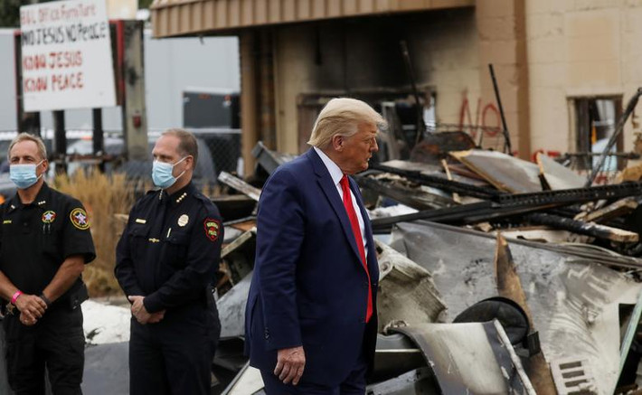 Ngày 1/9, Tổng thống Trump đã đến Kenosha, bang Wisconsin, để nhấn mạnh thông điệp tái tranh cử "luật pháp và trật tự" của ông. (Nguồn ảnh: Reuters)