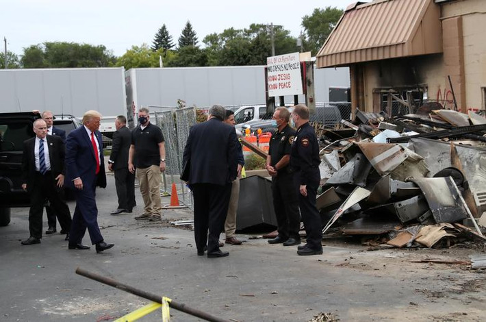 Ông Trump đã không đến thăm gia đình Jacob Blake như dự định ban đầu. Tuy nhiên, ông hứa sẽ xây dựng lại Kenosha và chi ngân sách liên bang nhiều hơn cho Wisconsin.