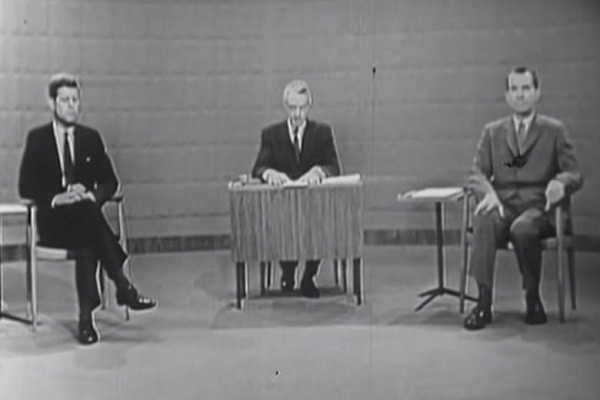 Năm 1960 diễn ra cuộc tranh luận đầu tiên trên truyền hình giữa ứng viên Tổng thống Mỹ của Đảng Dân chủ khi đó là ông John F. Kennedy với "đối thủ" là ông Richard Nixon của Đảng Cộng hòa. Theo Reuters, 70 triệu người đã xem cuộc tranh luận này. Được biết, ông Kennedy giành chiến thắng trong cuộc bầu cử Tổng thống Mỹ năm đó. (Nguồn ảnh: Reuters)