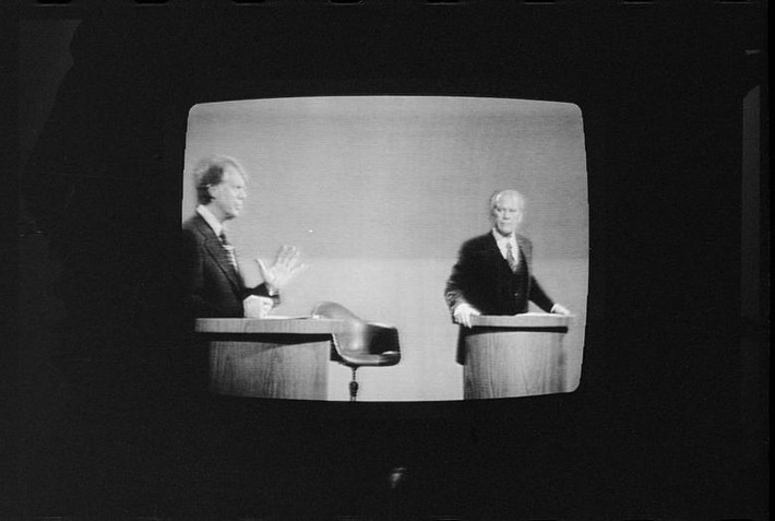 Năm 1976: Trong cuộc tranh luận đầu tiên trên truyền hình sau 16 năm, ứng viên Jimmy Carter của Đảng Dân chủ "đối đầu" với Tổng thống Mỹ đương nhiệm khi đó là ông Gerald Ford. Vào năm đó, ông Carter thắng cử.